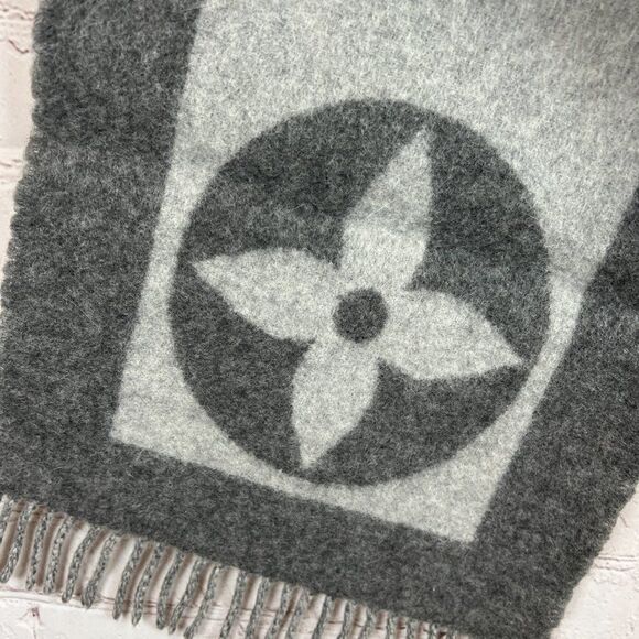 LOUIS VUITTON gray lambswool angora logo fringe scarf Scotland - Picture 3 of 5